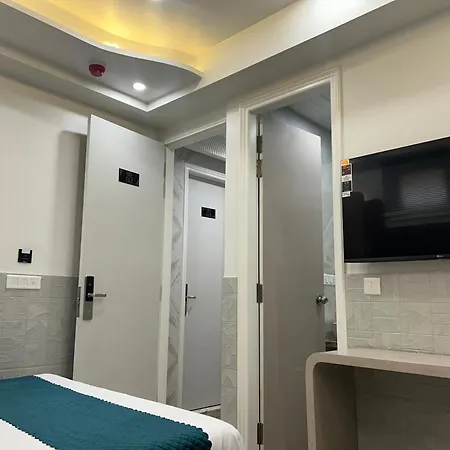 Hotel Shree Guru International 300 Meter From New Delhi Railway Station